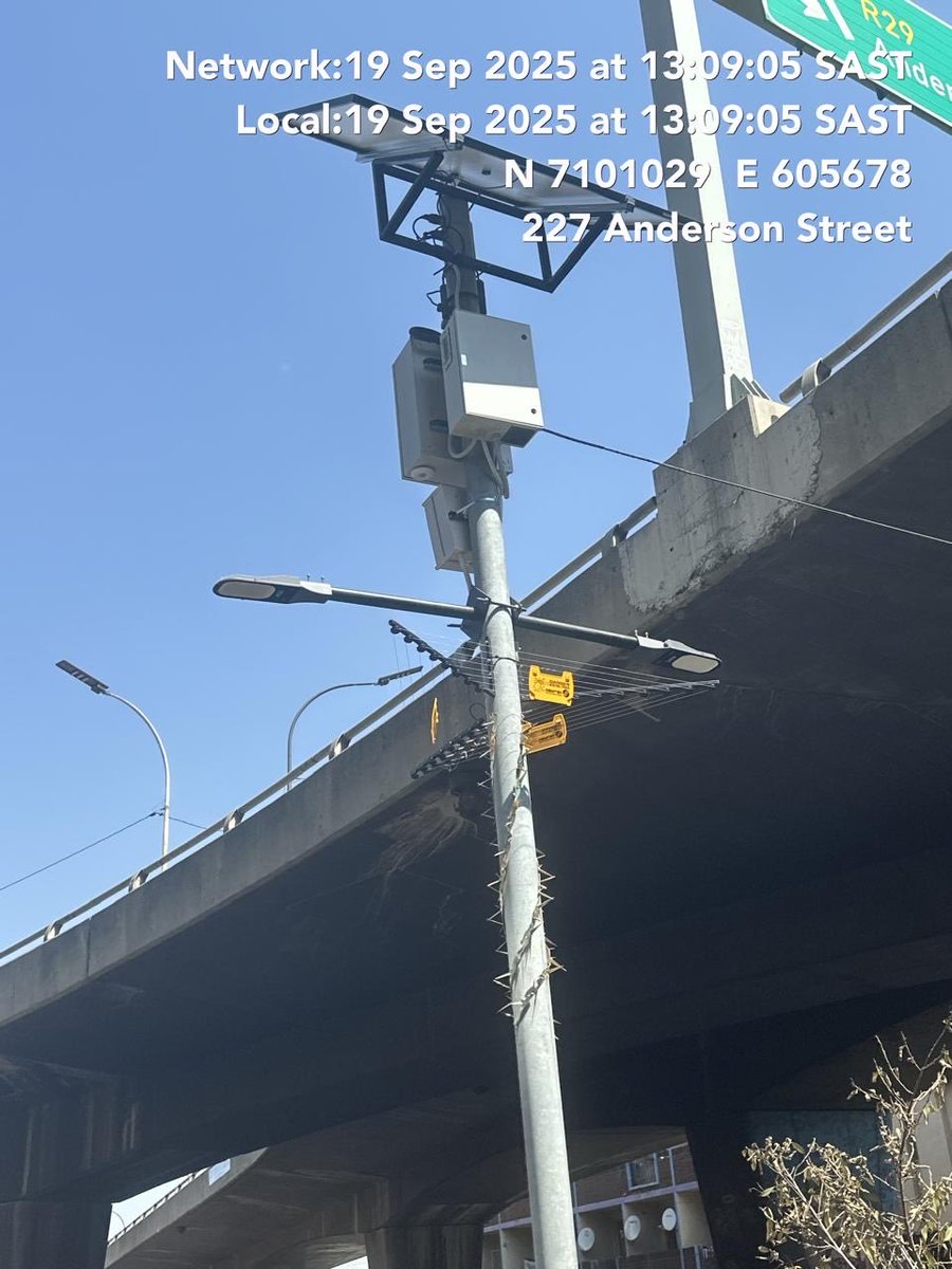 PublicSafetyMMC's tweet image. ♦️ IN PICTURES ♦️

MMC  Public Safety Dr Mgcini Tshwaku will be rolling out a state-of-the-art Smart Poles, equipped with a 3kVA off-grid solar system, remote monitoring and configuration, an integrated 300W streetlight, an electric fence, anti-climb spikes, and 4–6 days of…