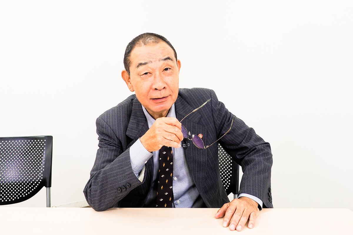tv_asahi_shop's tweet photo. #天海祐希 さんが主演を務める
🚨「#緊急取調室（毎週木曜よる9時放送）」🚨

／
📣刑事・ #菱本進 役で出演中の
　 #でんでん さんに注目！
＼

劇中で着用している👓老眼鏡👓を
でんでんさんのために別注！
オリジナルカ���ーのフレームです。

見た目も素敵で、かけてもスゴい！
広い視野でピントが合う、画期的な老眼鏡です✨

詳しい情報と購入はこちら💁‍♀️
https://t.co/sYe7HJYRvD
