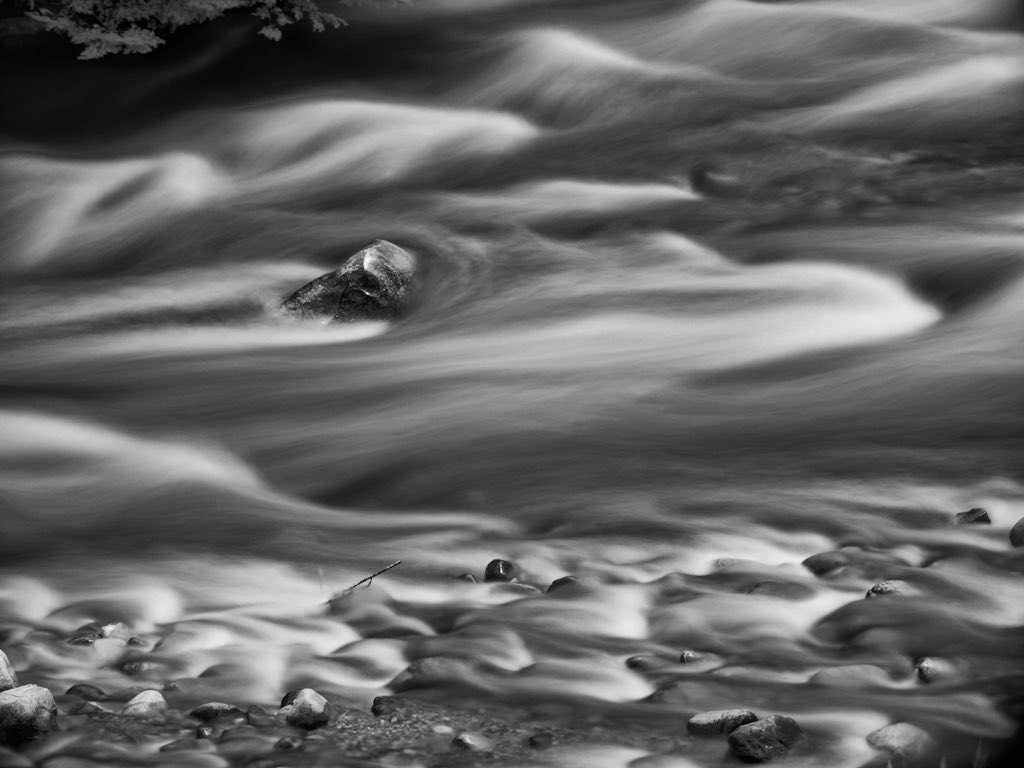 BasbusJose's tweet image. Fotografia infrarroja de larga exposición del Río Foyel, desde el estacionamiento sobre la Ruta 40, a 60 km al sur de Bariloche, Patagonia Argentina. Use telefoto de 300 mm. Se detacan las formas de un río cordillerano