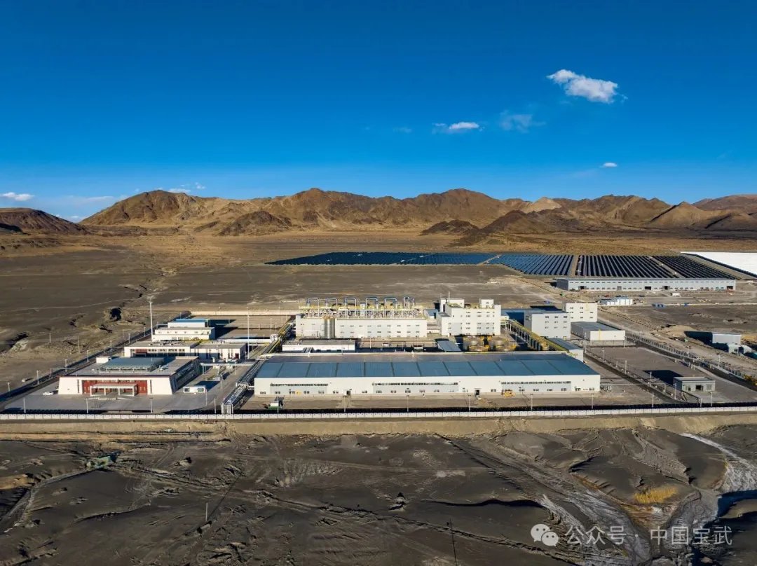 A 10,000-tonne battery-grade lithium carbonate project, the world’s highest-altitude project of its kind, has been officially put into operation at Zabuye Salt Lake in southwest China’s Xizang. Located at an altitude of 4,500 meters, the project is powered entirely by green