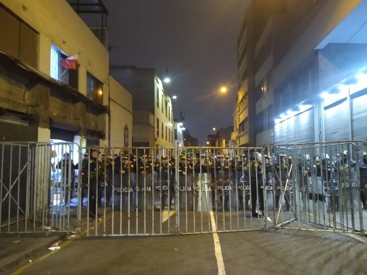 RaulHAsensio's tweet photo. ¿Y lo de bloquear todas las calles laterales en una marcha con miles de personas creando un efecto túnel es para...? https://t.co/Bl1LaA1crL
