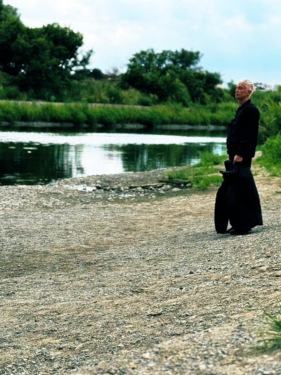 もう無理…って思ったら
ちょっと立ち止まってみる
ふと忘れてた“自分”と話す時間
答えはいつも、自分の中にあるんだ
他人じゃない
ネットでもない
メディアでもない

嫌われたっていい
でも、自分に嫌われちゃダメ

I LOVE MEって思える毎日を
ゆっくりマイペースで
焦らず、自分を大切にしてこ