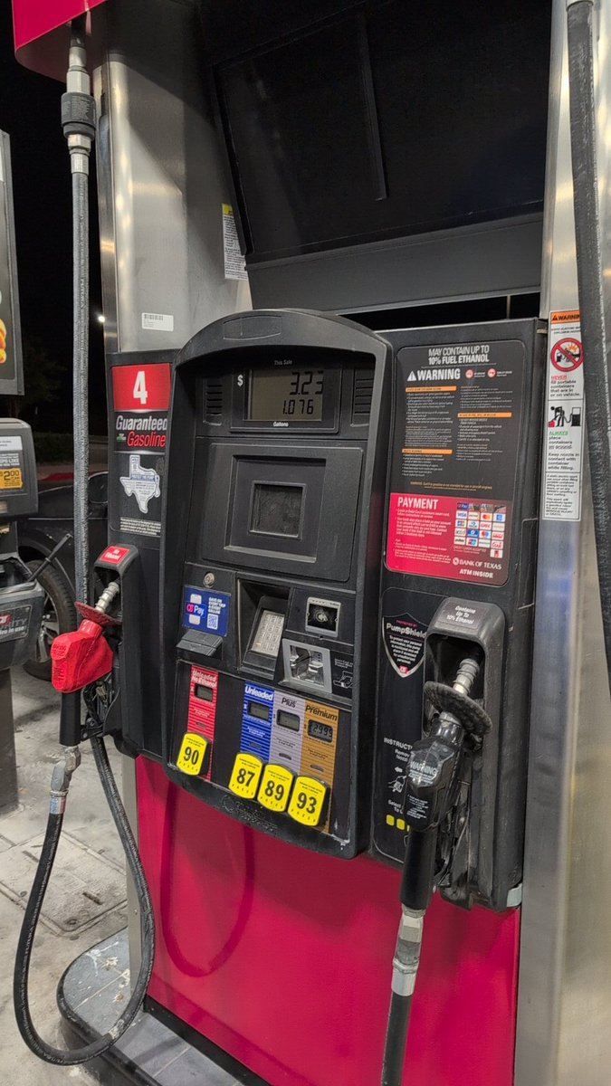 iadnab's tweet image. 加了一加仑油加油机跳掉没电了。。。