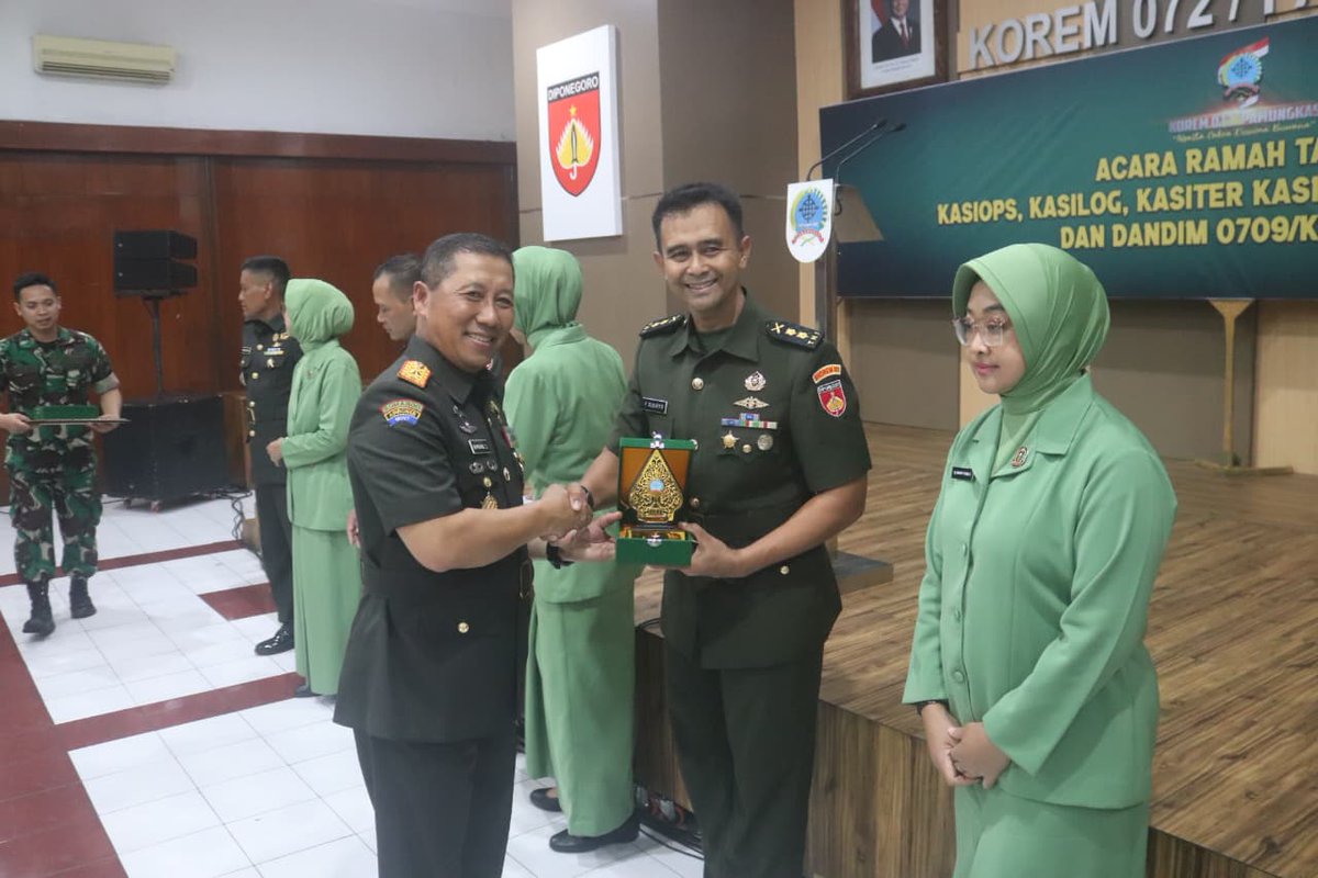 Komandan Korem 072/Pamungkas Brigjen TNI Bambang Sujarwo, S.H., M.Sos., M.M., memimpin serah terima jabatan Dandim 0709/Kebumen dari Letkol Arm Purba Sudibyo, S.I.P. kepada Letkol Inf Eko M Prihantono, S.H., M.I.P. di Aula Makorem 072/Pamungkas, Rabu (15/10/2025).