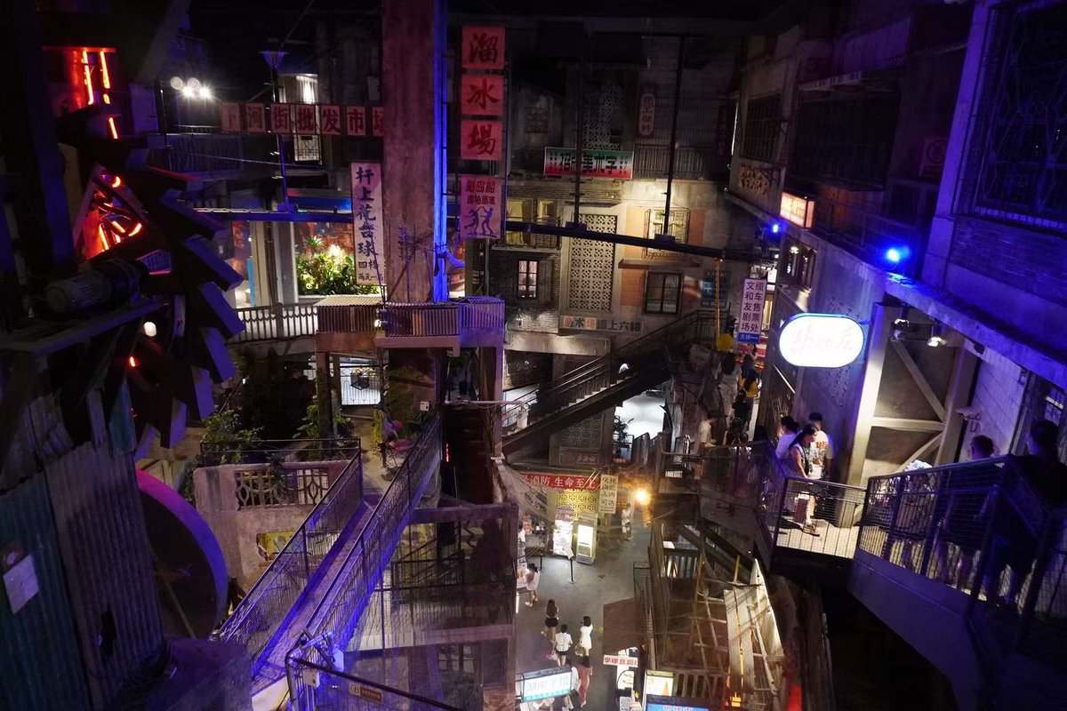 ailuqiao123's tweet image. Step here, and you’re instantly transported to 1990s China! Weathered old walls, retro corner stores, and old songs on the radio fit perfectly. #90sNostalgia #VintageChina #ThrowbackVibes