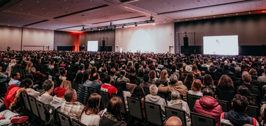Gurudev's tweet image. After 7 years, back in Calgary. Received by the Mayor @JyotiGondek, the Deputy Premier @MikeEllisUCP and the Opposition Leader of Alberta @nenshi.
Thousands gathered for an evening of wisdom and meditation.