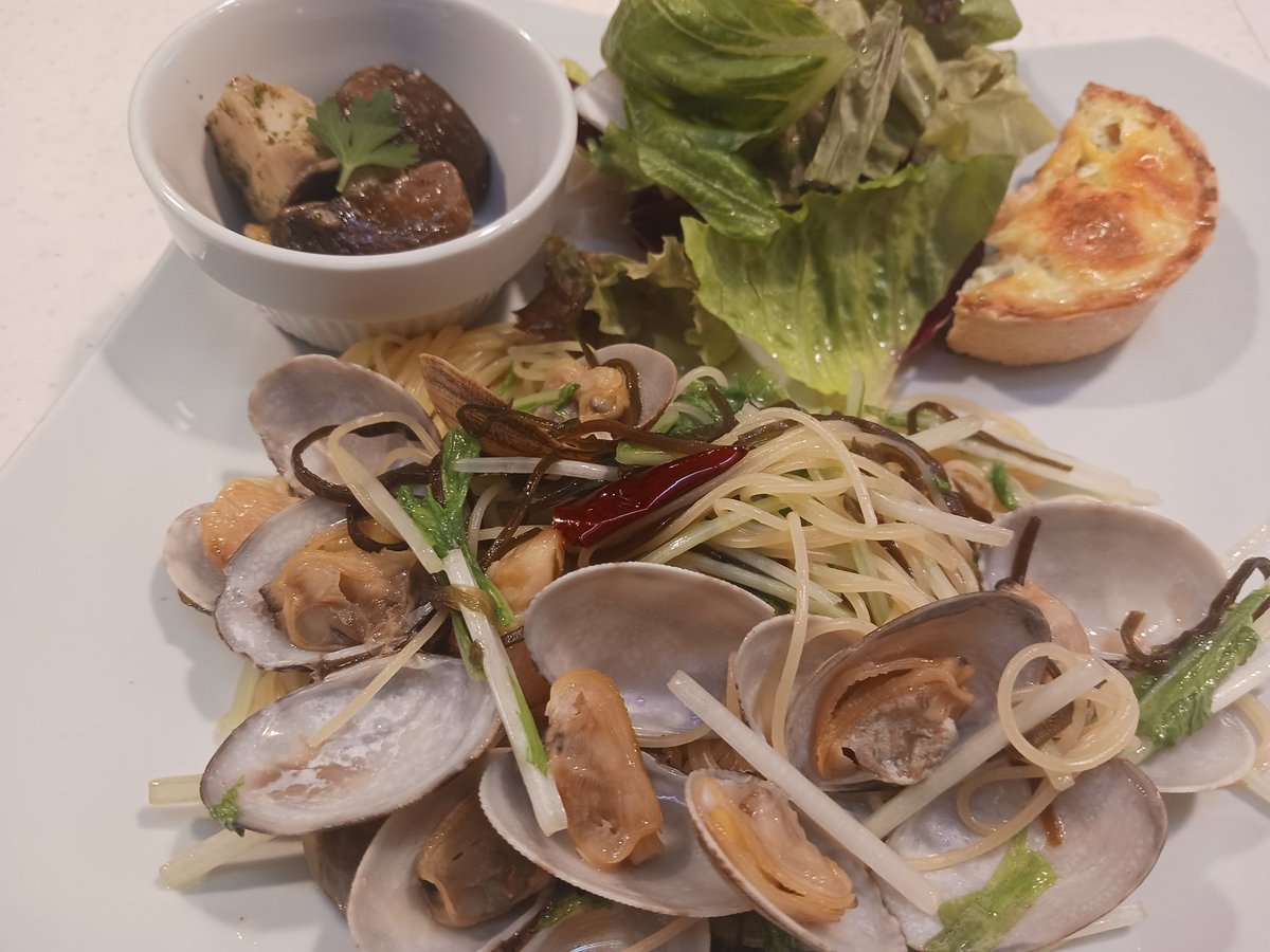 lucciola0617's tweet photo. 本日のランチプレート
A あさりと水菜のパスタ
or B ベーコンとラタトゥイユのトマトソースパスタ+海老とブロッコリーのキッシュ、キノコバター、サラダ #天白区 #名古屋 #ランチ #八事 #塩釜口 #居酒屋めし #パスタ #るっちょら #lucciola #居酒屋 #ワイン #コーヒー #子ども歓迎 #禁煙 https://t.co/VJTXmH1kWu