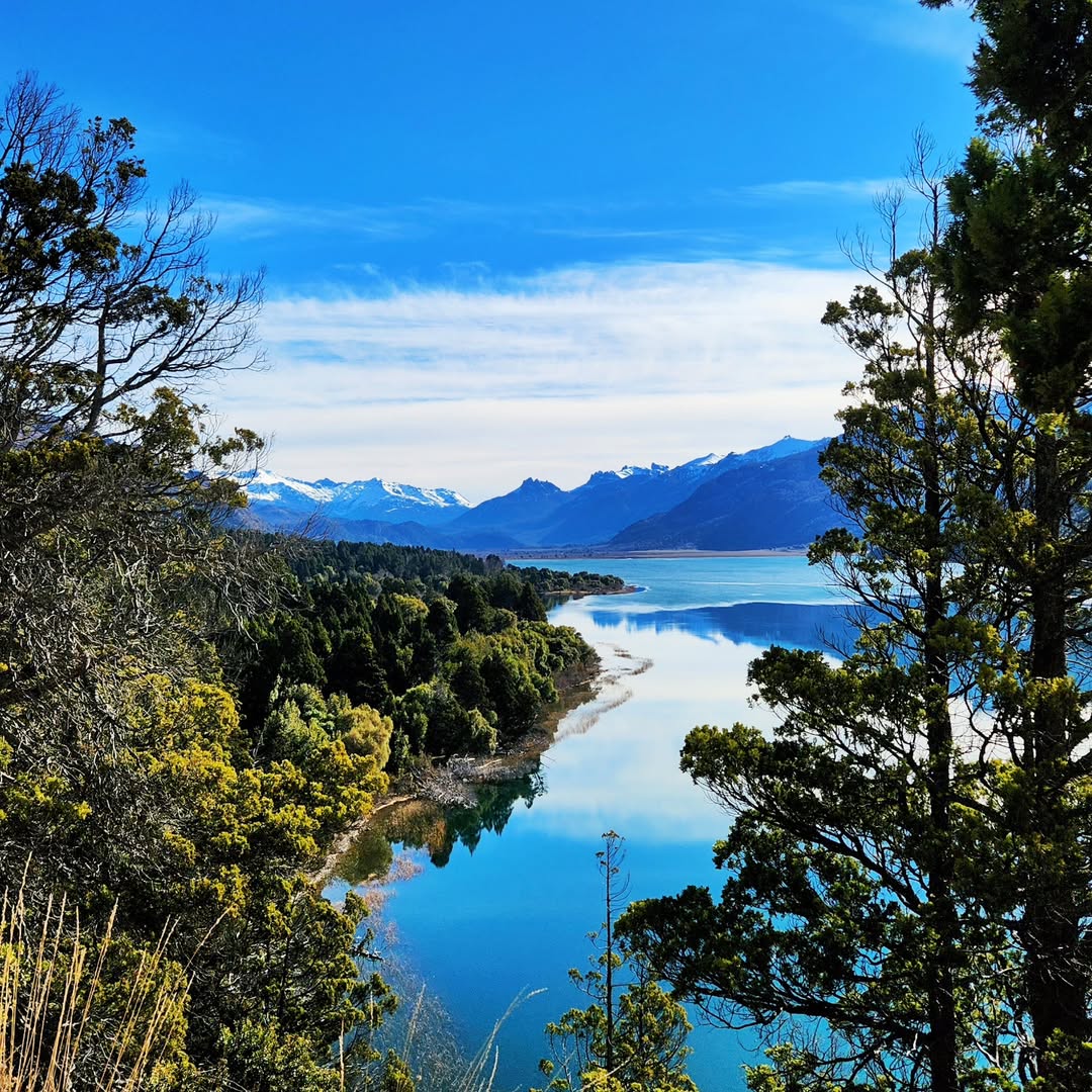 soymariche's tweet photo. Forma parte del Parque Nacional Lanín y está cerca de S.Martin de los Andes. #LagoFiloHuaHum, un espejo neuquino para disfrutar y descubrir. #pammmjuarez merci! #BuenJueves twitter! Patagonia Argentina 🩵💚🌄 https://t.co/34Lui8EuZZ