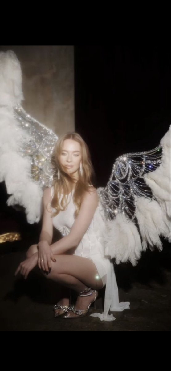 supremevanillaa's tweet photo. eskidendi eskidenn #VSFashionShow #VSFashionShow2025 https://t.co/N464zWkWwF