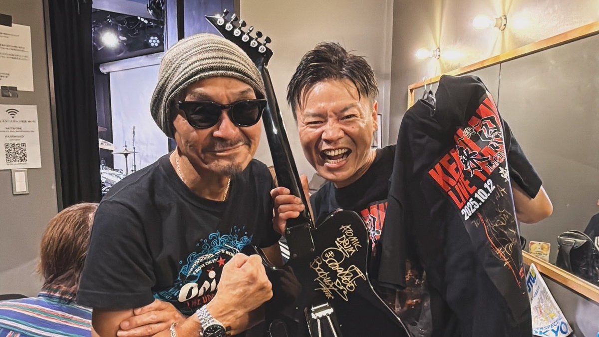 lion_vox's tweet photo. 【いま一時、もう少しだけLIVEの余韻を】シリーズ

少年に戻る瞬間✨☺️

…そして、行き着く間も無く・息つく間も無く、
『次のLIVE』が始まります！！笑

そう、直近は10月18日、『月のLIVE』です✨🌕

↓

★Øctober LIVE ②★

【LIVE YEAR 2025 -Moonlight Blue(s)-】
月が綺麗で死んでもいいわ🌕
 〜 辿り着いたらいつもお月見🎑 〜

 2025.10.18
 20:00〜(予定)

@ #Corom Lemon Studio
(※ミノ ケンジのルーム)

▼購入はこちら
 https://t.co/OhxZ8YSAvn

『月』をテーマにした選曲を据えながら、10月12日のLIVEの余韻にも浸れるようなセットを予定しております。

エレクトリックとアコースティック、静と動、もしくは陰と陽☯️。

高橋まことサンをゲストに迎えて開催しました『Øctober LIVE』のVol.1と『対』になっているようなイメージで捉えて頂ければ、と思います☺️👍✨

『周年記念』のLIVEイヤー。
全身全霊、渾身のLIVEを是非、存分にお楽しみください！！！

ご来場、心からお待ちしております！！🫡

#俺たちはBOOWYを卒業できない
#俺たちはボーイを卒業できない
#伝説の男 がスペシャル・ゲストとして #LIVE参戦！！
#自らのルーツと伝説のバンドに向き合うLIVE
#BOOWY
#ボーイ
#LIVE イヤー
#周年イヤー
#周年LIVE
#来恩
#21stAnniversaryBoy
#life_is_very_short
#コロム
#全力中年
#いま出来ることをする
#いまを生きる
#今を生きろ
#seize_the_day
#情熱の行方と人生が何処へ行くかなんて知らなくていい
#life_is_very_short
#この世は遊び場
#人生はアソビ
#トコトン遊ぶぜ人生を！！
we r #HomoLudens
