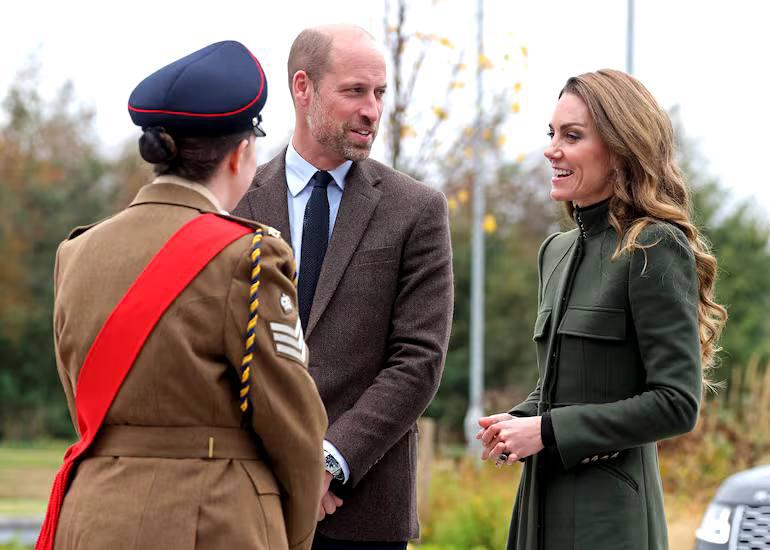 Kate Middleton y el príncipe William reaparecen en una visita sorpresa a Irlanda del Norte, marcando su primer viaje conjunto al país en casi tres años.

La pareja se mostró sonriente durante la jornada, enfocada en visitar "organizaciones innovadoras" y proyectos rurales.