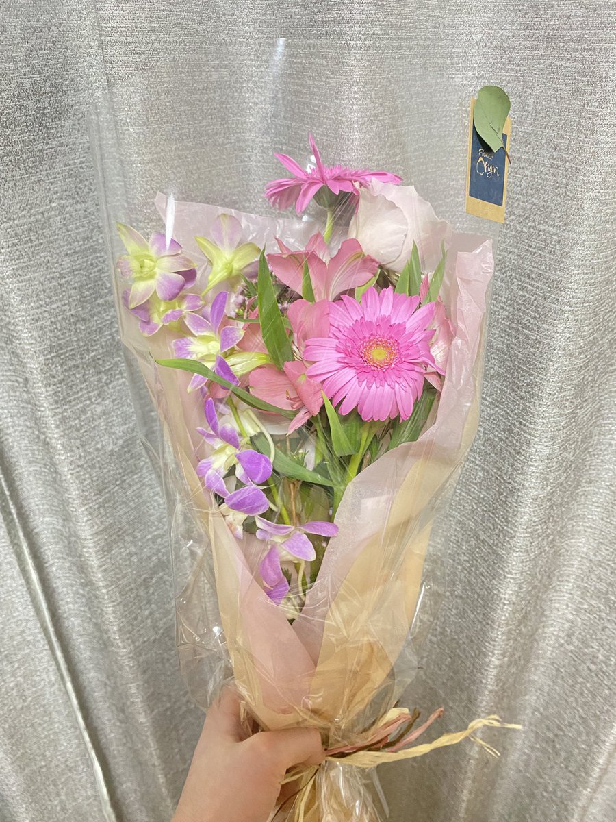 maromaro's tweet photo. 毎月付き合い始めた16日に💐送ってるんやけど今月はちょっと華やかにしてみた。ピンクのガーベラが綺麗やわ https://t.co/cuiFCIppKD