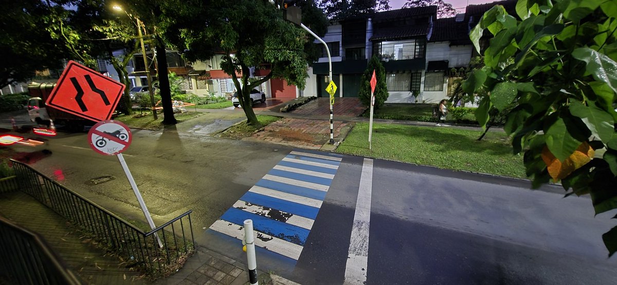 austop's tweet photo. @AlcaldiaEnv Este semáforo peatonal que conecta Bosques de Zuñiga con Villagrande lleva varios días sin funcionar. Les solicitamos revisarlo y arreglarlo debido a que este cruce aquí es muy peligroso para todos los peatones. Muchas gracias #movilidadenvigado @sttmed @BomberosEnvi https://t.co/u8hNGe8Vem