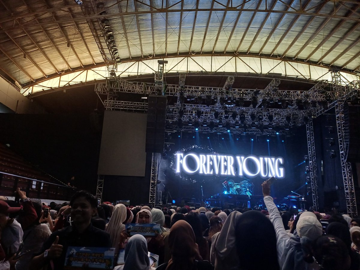 Udah setaun yang lalu ya, Day6 main ke Surabaya 😊
16.10.24
🍀