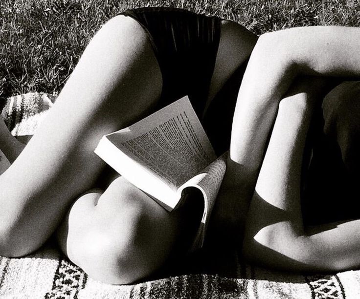 Un beso y nada más (Leda✍🏻) (@tebesoynadamas) on Twitter photo Atados tus versos al incendio en mi piel, como se atan nuestros deseos al insomnio. Y, amarnos sin tiempo bajo el 🌞 de la noche o a la luz de la 🌛 en el cenit del día, mientras pende un beso de la comisura de tus ganas, los #MiercolesDeAtaduras.
#TaleTober2025 <a href="/PoeroticOficial/">Poesía Erótica</a> Atados tus versos al incendio en mi piel, como se atan nuestros deseos al insomnio. Y, amarnos sin tiempo bajo el 🌞 de la noche o a la luz de la 🌛 en el cenit del día, mientras pende un beso de la comisura de tus ganas, los #MiercolesDeAtaduras.
#TaleTober2025 <a href="/PoeroticOficial/">Poesía Erótica</a>