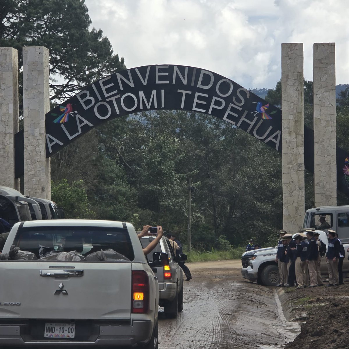 IMSS_Bienestar's tweet photo. Llegamos hasta la Sierra Otomí-Tepehua, una de las zonas más afectadas de #Hidalgo, para entregar medicamentos, insumos médicos y víveres esenciales a las comunidades de difícil acceso tras las lluvias.

En territorio, brindamos atención médica y vacunación, además de trasladar a las y los pacientes que requieren atención especializada.