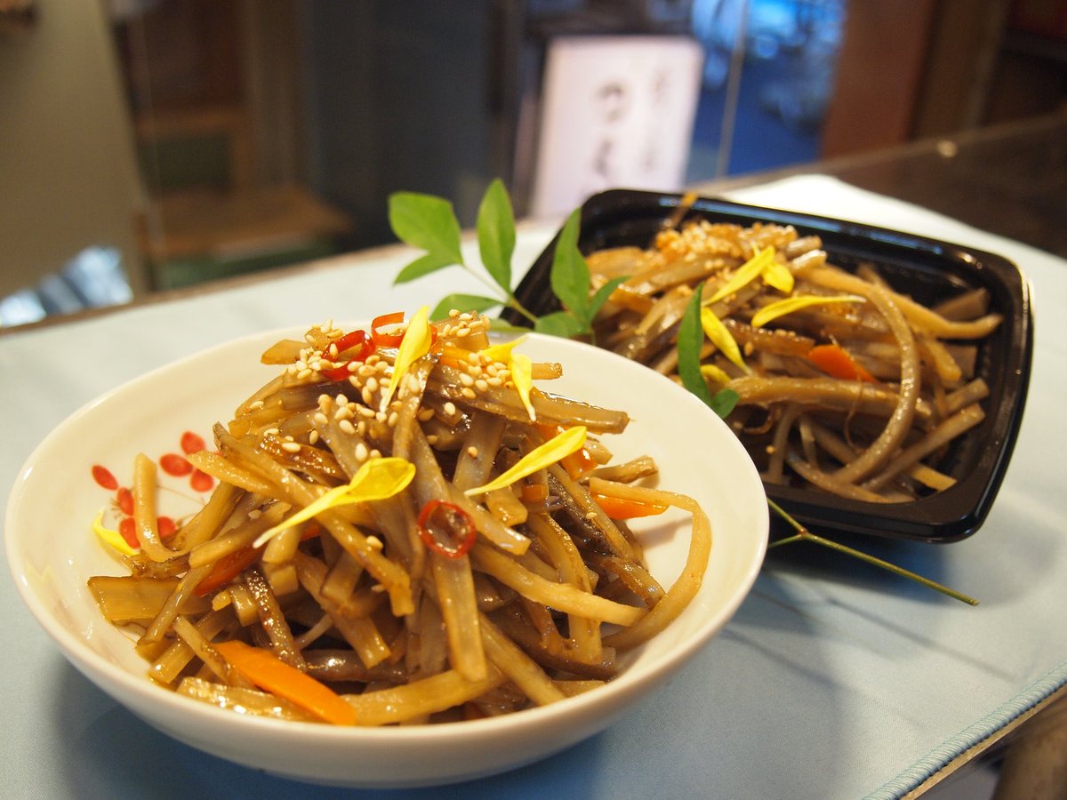 10月16日木曜日✨
つくばね惣菜は 普段の食卓に1品追加する使い方がオススメです。副菜って1番大変じゃないですか 是非ご利用下さい🥰

お弁当
・山菜炊き込みご飯
・しば漬け大葉ご飯

営業時間
12:00～19:00
本日もよろしくお願いします