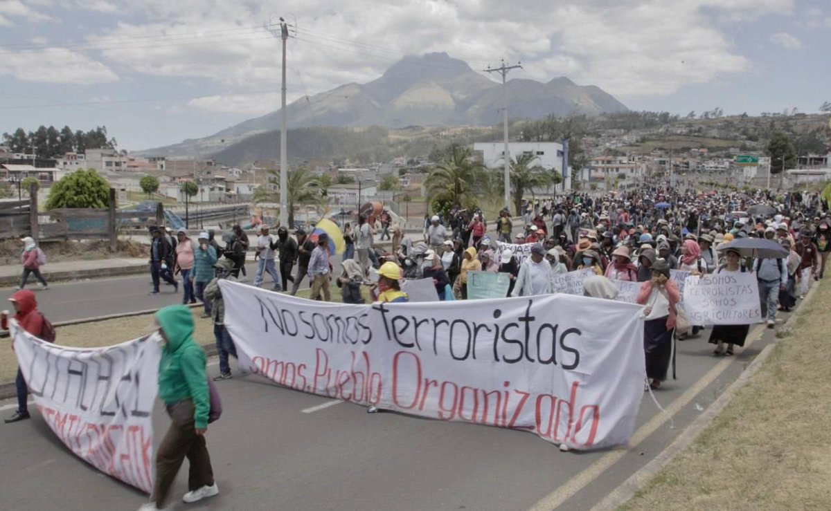 fidh_es's tweet photo. Alerta de ataques contra comunidades indígenas en #Ecuador.

La #FIDH ha recibido testimonios de familias y comunidades indígenas en Imbabura que reportan operativos violentos y racistas por parte de fuerzas militares y policiales bajo el pretexto de “convoyes humanitarios”.

Según la lideresa Blanca Chancosa, los funcionarios han ingresado de noche a viviendas, golpeando a comuneros, lanzando gases en escuelas y detienen a los heridos en hospitales.

La FIDH exige al gobierno ecuatoriano poner fin a la militarización, liberar a las personas detenidas y derogar el Decreto 126, en cumplimiento de sus obligaciones internacionales.

Los pueblos y familias indígenas defienden la vida y el territorio. La violencia estatal y el racismo no tienen cabida en un Estado de derecho.