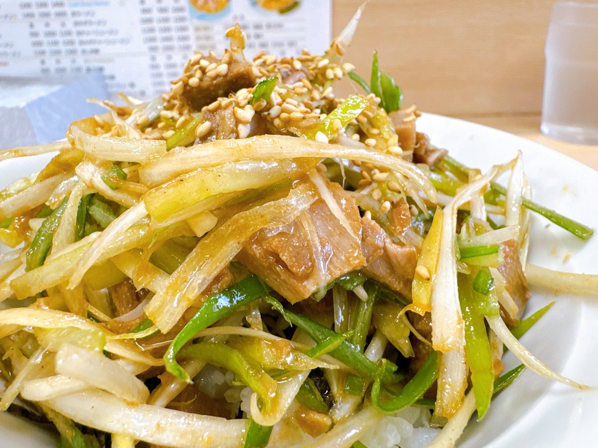 出勤前のうまいうまい♪
掛川市 ラーメンショップ
板沢店さんへ

七味お酢ラーメン 950円と
板のり 100円、ネギ丼 350円を
いただきました😋

気になってた一杯を食す。
うん！程よい酸っぱ辛さがイイね👌🏻
ラーショと言えばのネギ丼も
安定の旨さ(*˘︶˘*)✨

ごちそうさまでした🍜
#ラーメンショップ