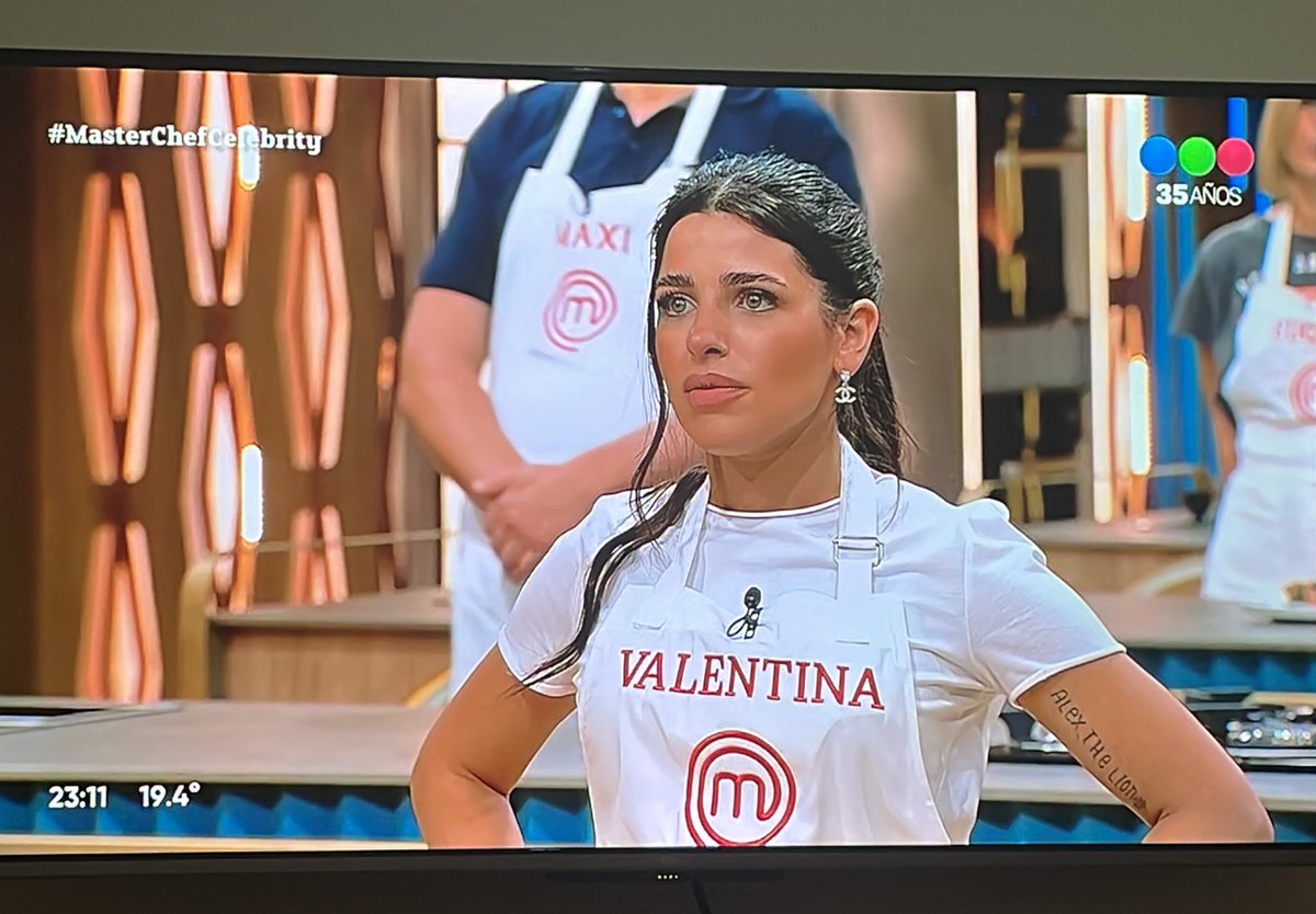 lusuaarezz's tweet photo. Irreal Valu Cervantes. Pensar q el otro re pajero la dejó para irse a hacer el gato y cuando se dio cuenta q ella estaba haciendo su vida VOLVIÓ. Enzo cuidala o te hacemos cagar #MasterChefCelebrity https://t.co/AQJvQ0OboP