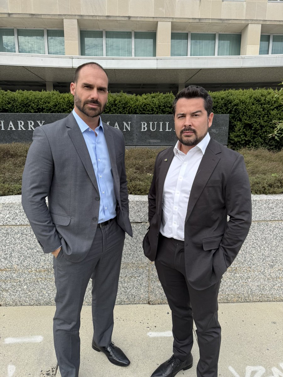 Os caras colocaram um roupa, foram pra frente de um prédio e inventaram que participaram de uma reunião com o governo americano. Esses são o Debi&amp;Loid brasileiro. Não duvide que foi isso que aconteceu. O cara inventou que foi levar pen drive pra Copa. <a href="/pfigueiredo08/">Paulo Figueiredo (8)</a> <a href="/BolsonaroSP/">Eduardo Bolsonaro🇧🇷</a>