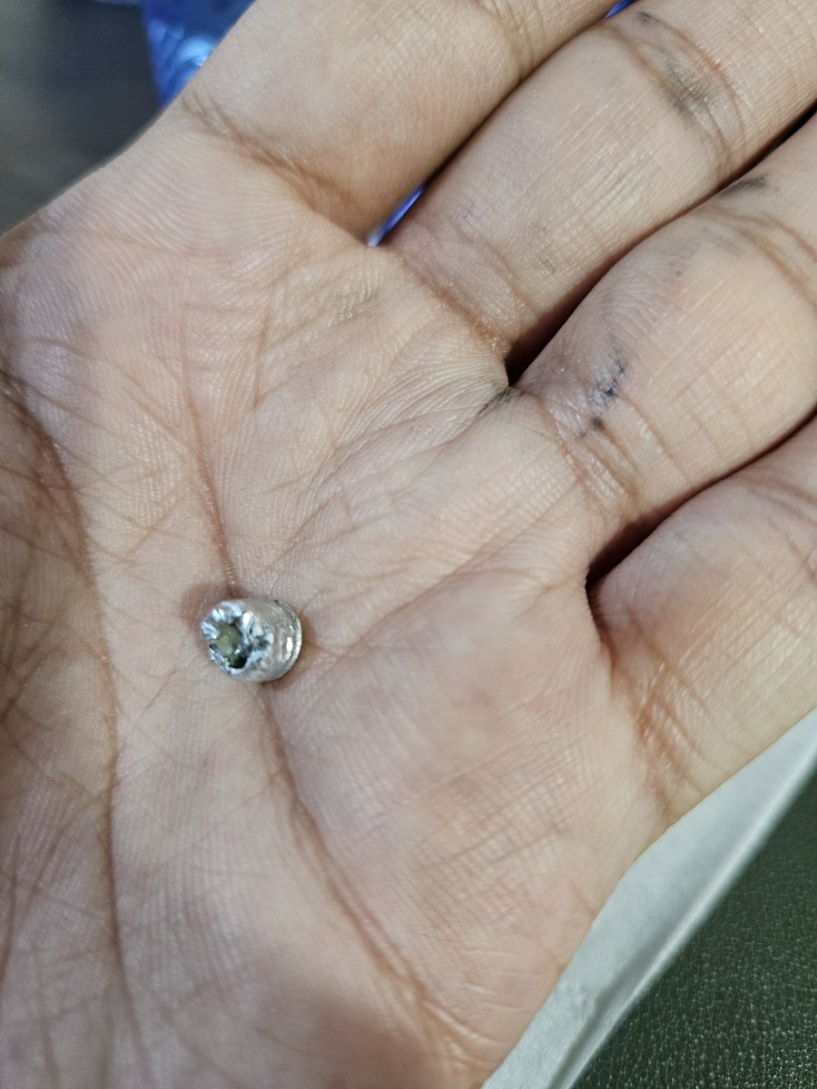 jali_06's tweet image. أشتريت هـ الشبس "رقائق بنكهة الخضروات" وطلع لي كيستين مشبوكين مع بعض ولما فتحت الأولى سليمة أما الثانية طلع شيء خشن بفمي ولما شفته طلع معدن ويصبغ اليد، وش جابه بالكيس !!؟؟

ممكن توضيح @RaisoonKSA

#MFI #RaisoonKSA