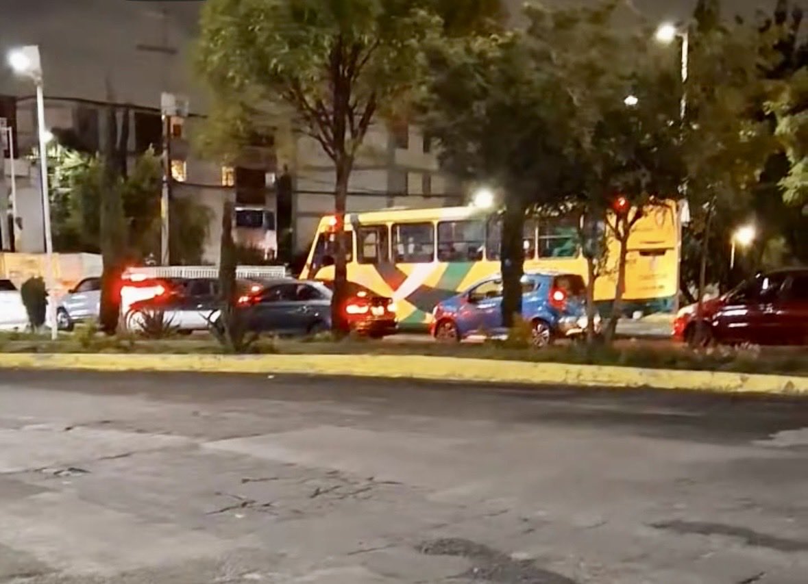 En este momento manifestación en el Bulevar Ignacio Zaragoza a la altura de la Mega de Hogares, exigen la aparición de una persona. 
#AtizapanDeZaragoza  #Edomex