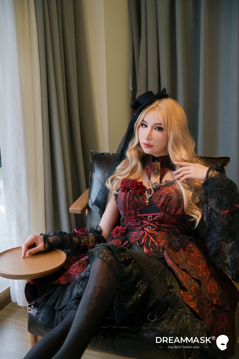 DMSfetish's tweet photo. #dreammask #DMS年会 #DMSM32 #DMS新品
阳光静静落下，她坐在光里，如梦似幻。
红与黑的蔷薇花纹，勾勒出她最温柔的轮廓。

————————
Dreammask 2025 · M32
当光与蔷薇相遇，
她，正在被记住。 https://t.co/DgHGAZQbxg