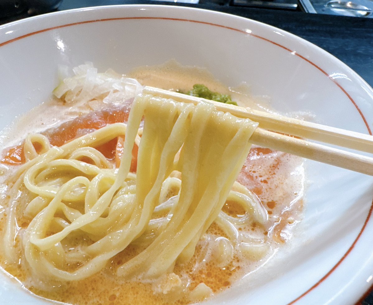 落書きするのも忘れずに♪
掛川市 僕家のらーめん
RAKUGAKI掛川店さんへ

クリームサーモンらーめん
1300円をいただきました😋

出勤前麺活2杯目は
こちらも気になったCSR✨
スモークサーモンの塩味が
クリーミースープとの相性抜群👌🏻
アボカドペーストの味変も良き。

ごちそうさまでした🍜
#RAKUGAKI
