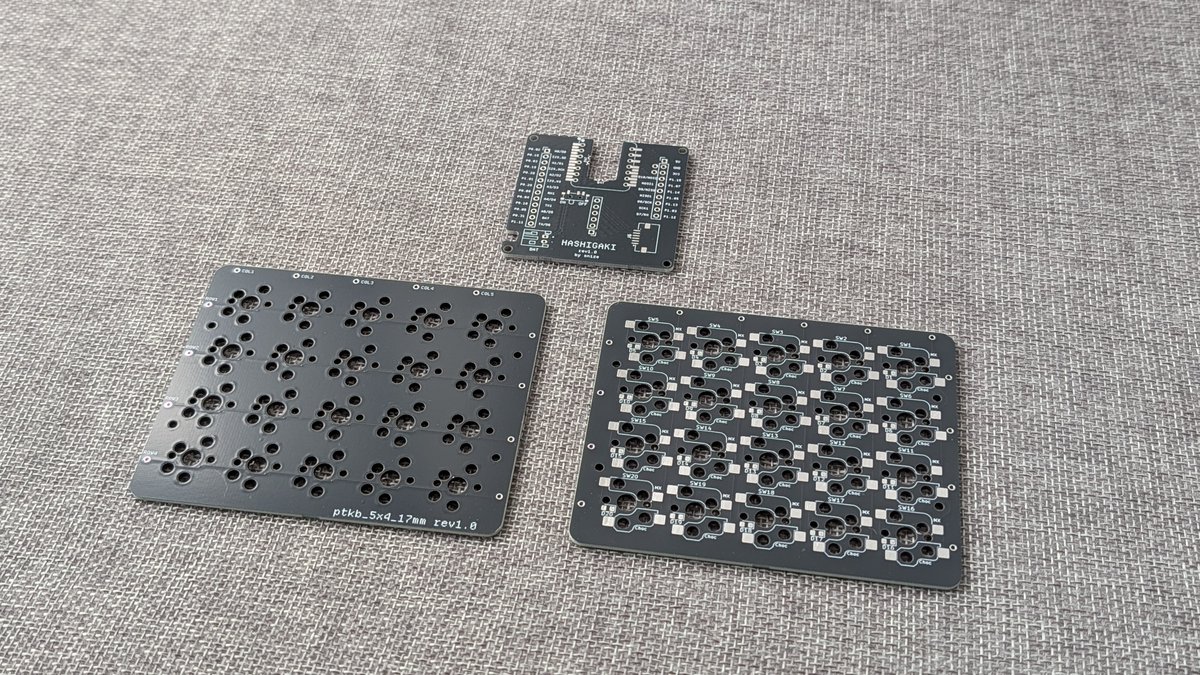 発注してた基板届いた！真ん中上がHASHIGAKI、下左右がptkb_5x4_17mmといいます。
HASHIGAKIはXIAO nRF52840 Plusのブレイクアウトボード、ptkb_5x4_17mmは自作キーボード向けの汎用基板です。ブレッドボードと無限の可能性の中間くらいのイメージのプロトタイピングや学習用をめざしてます。