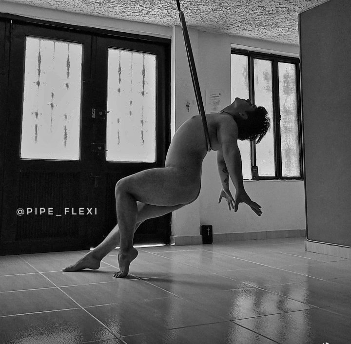 pipe_flexi's tweet photo. Hoy fueron unas fotos artísticas en el Aro aéreo 💪🏼✨💛

#flexibility #stretching #Dancer #aerialist #Colombia  #Pereira #desnudo #arte https://t.co/DUZXQXp7QE