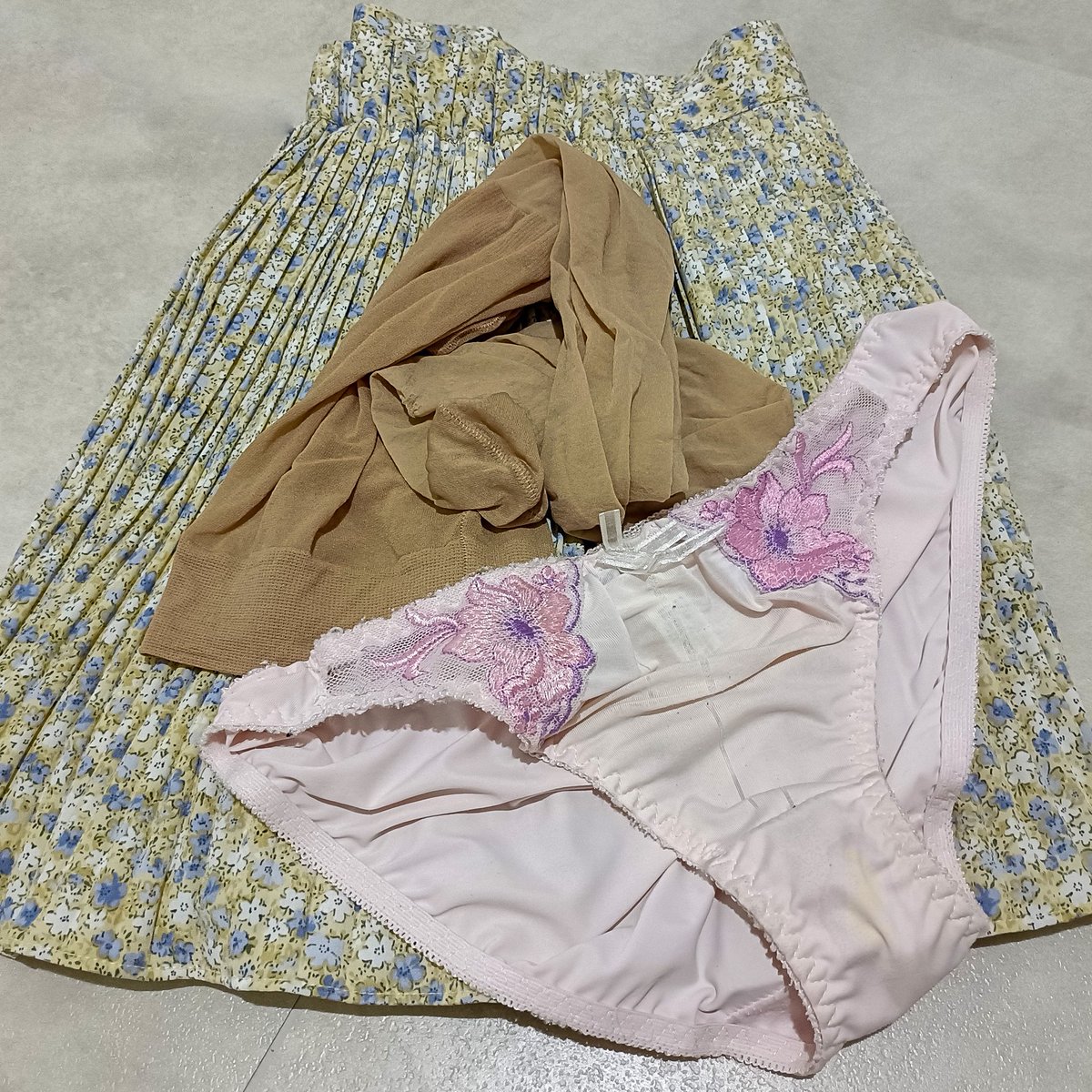 穿いてたスカートやストッキング、下着🥰
candfans.jp/posts/comment/…
#candfans
