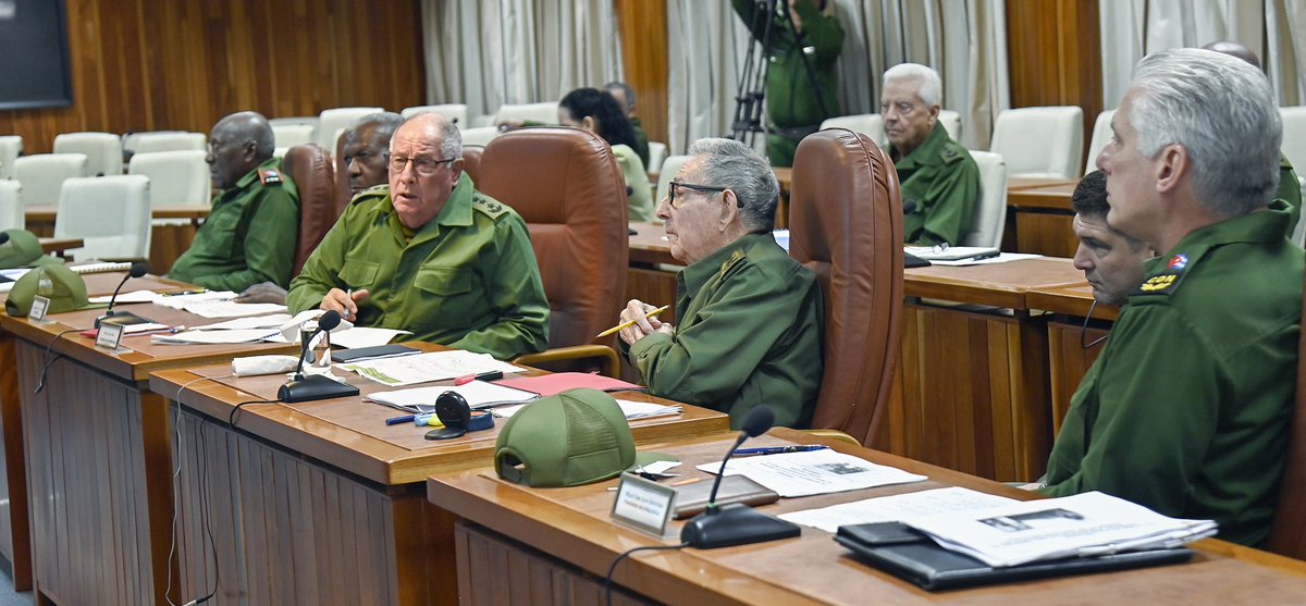 🇨🇺| Sesionó este miércoles, en el Ministerio de las Fuerzas Armadas Revolucionarias, el Consejo de Defensa Nacional para aprobar las decisiones y planes de sus órganos de trabajo y de aseguramiento.

🧵