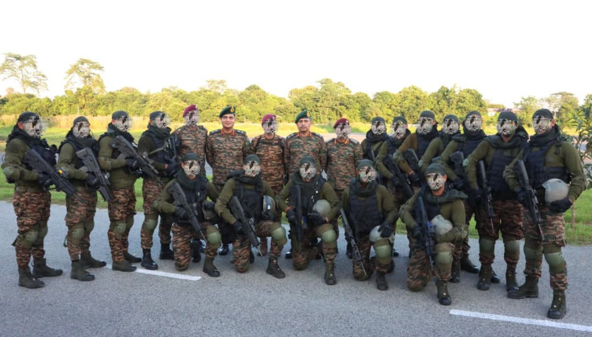easterncomd's tweet image. Lt Gen RC Tiwari, #ArmyCdrEC, visited the #SpecialForces under #GajrajCorps &amp;amp; reviewed their #OperationalPreparedness. He complimented them for their exceptional operational excellence, adaptability and professionalism across full spectrum of contemporary and emerging…