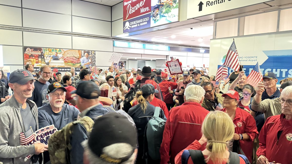 CGProgram's tweet image. 67 remarkable veterans. Tonight in Fresno, a long overdue and much-deserved Welcome Home. 🇺🇸 @CVHonorFlight