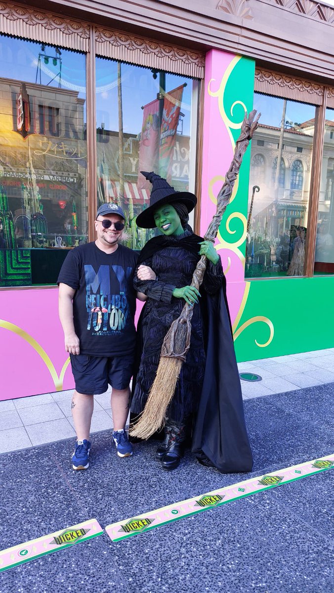 Gestern in den Universal Studios in Osaka gewesen. Das Treffen mit Elphaba war ganz besonders toll für mich. Jeder, der mich kennt weiß, wie viel mir der Charakter bedeutet. Sie war super cute.