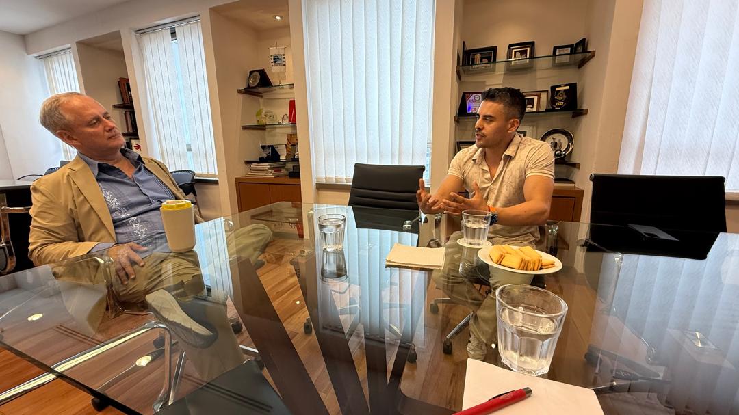 Puedes consultar los programas y empresas de Marco en las siguientes ligas Instagram:

@marcovelazquezd
@thecontrastgarden
<a href="/mericanmuaythai/">mericanmuaythai</a>
@thegreycloud.fit
@teamfitterthanyesterday