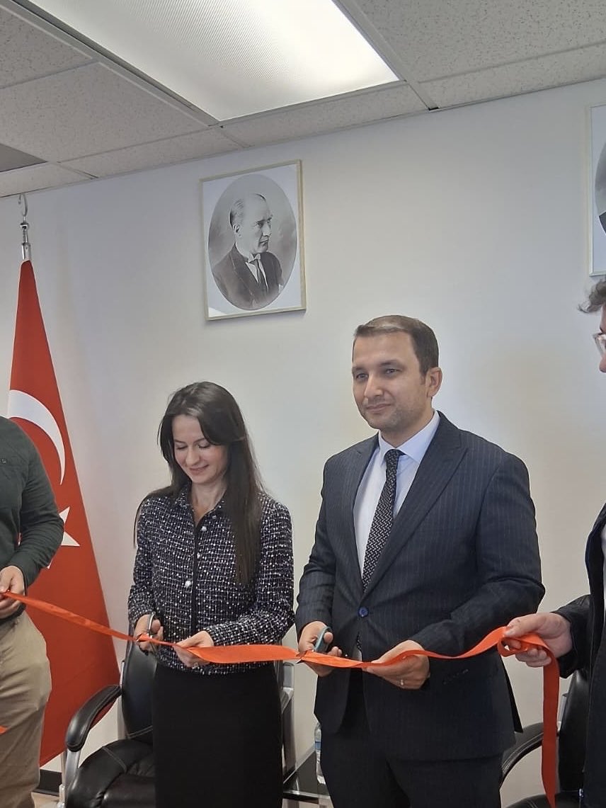 LosAngelesEA's tweet image. Bugün Eğitim Ataşeliğimizde heyecan ve anlam dolu bir gün yaşadık. 

Başkonsolosumuz Sayın Menekşe Onuk Hanımın katılımlarıyla, bölgemizde öğrenim gören öğrencilerimizle birlikte bir tanışma toplantısı düzenledik ve ardından yeni ofisimizin açılışını gerçekleştirdik.