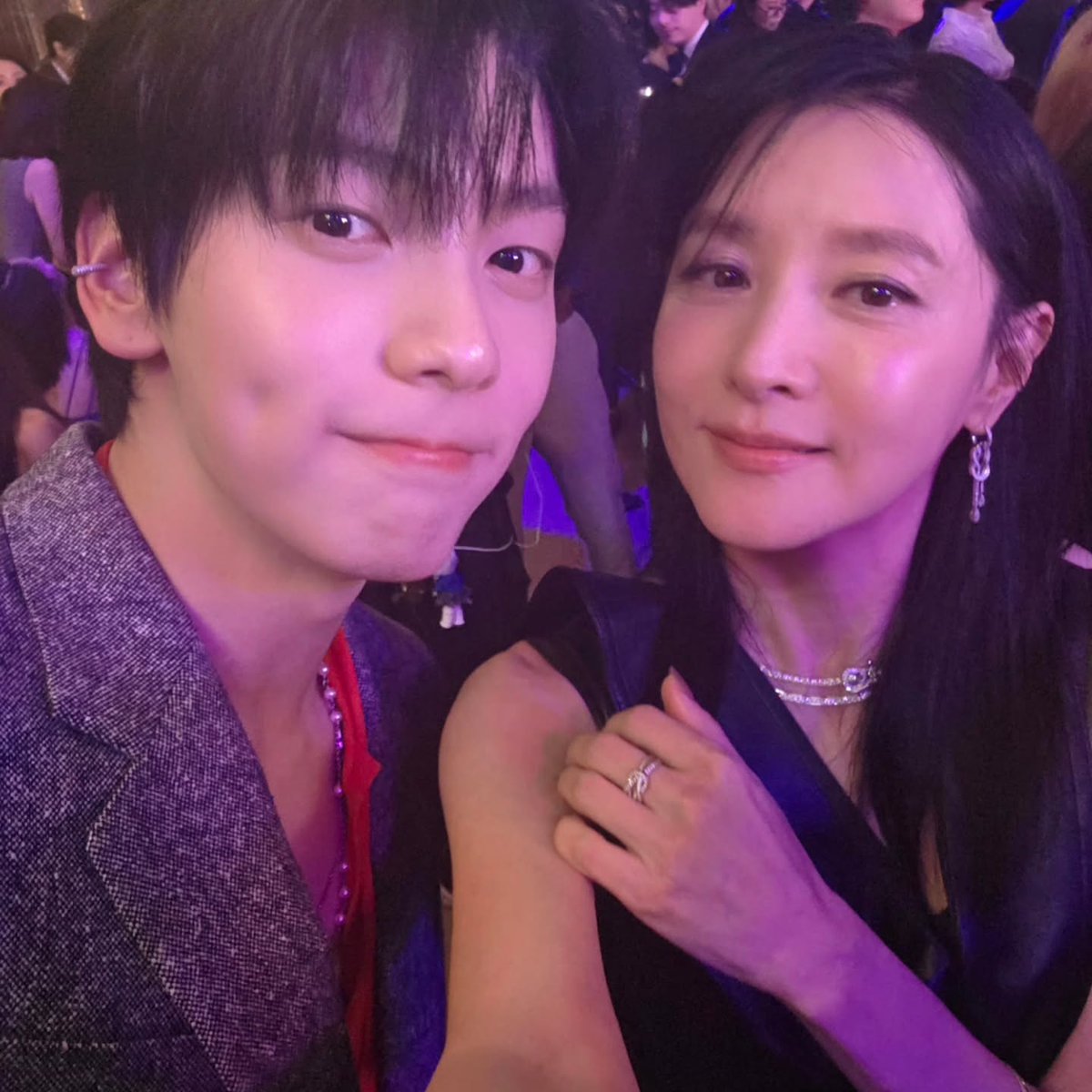 wikipicky_kr's tweet photo. 🌟 Icon meets Idol! 🌟
Legendary actress Lee Young-ae and TXT’s Soobin shared a heartwarming moment at the 20th Breast Cancer Awareness Charity Event in Seoul! 📸
[📷leeyoungae0824]
#LeeYoungAe #TXTSoobin #Kdrama #Kpop https://t.co/9PKIOwiGQ7