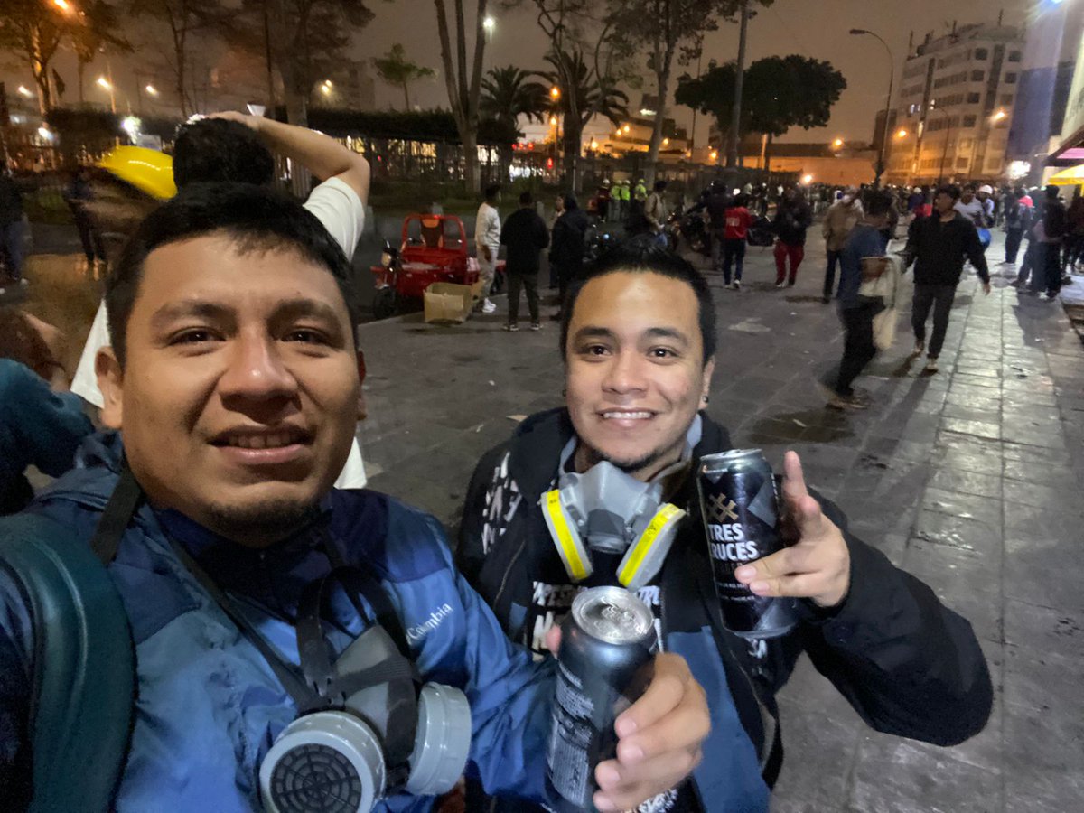 JeanPierrec_'s tweet photo. Una chela para disipar tanta lacrimógena tragada. Siempre al frente hermano, @Bsdd09 https://t.co/9SNQ4AW4Hc