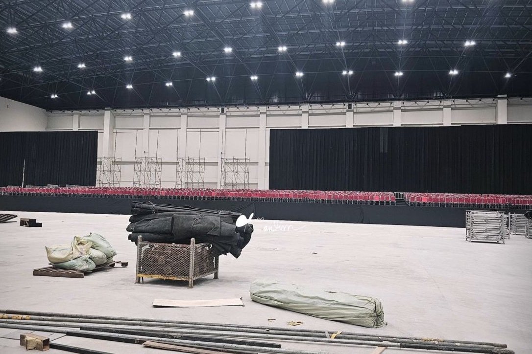 sunghoonceps's tweet photo. what's so hard about making the seating section looking like this instead of some graduation stage???? @niceventsid @bankmandiri we're ALL paid the same. we're NOT deserved this kind of layout. this layout is in a fucking mess. flat floor and no sightline consideration at all. https://t.co/32NZCVzHCS