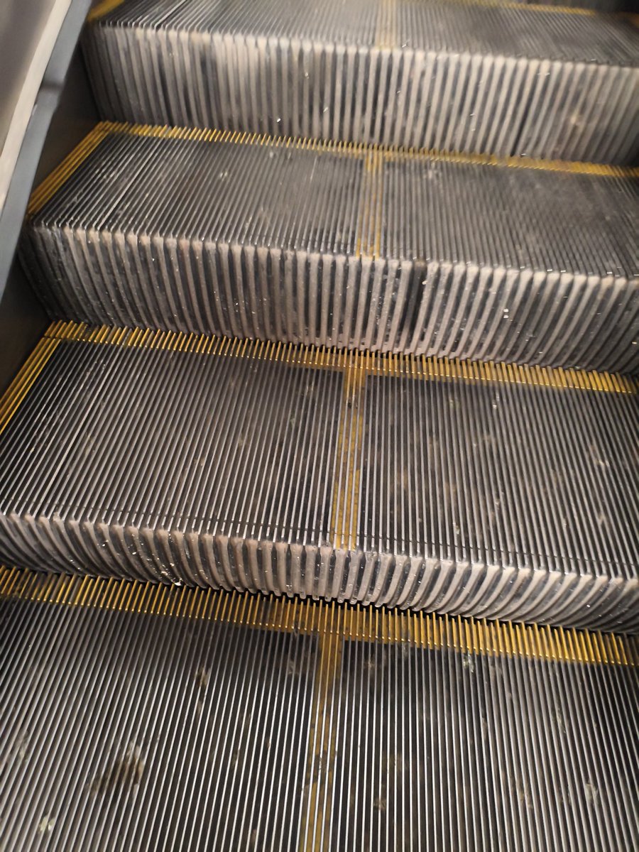 ravi_ele's tweet photo. Visited Major Mohit Sharma Metro Station today to catch a New Delhi-bound train. The station was extremely dirty — pigeon droppings everywhere and so much dust that even the handrails were unusable. Please take urgent action to clean and maintain the premises. @OfficialDMRC https://t.co/NKEWrJgJOc