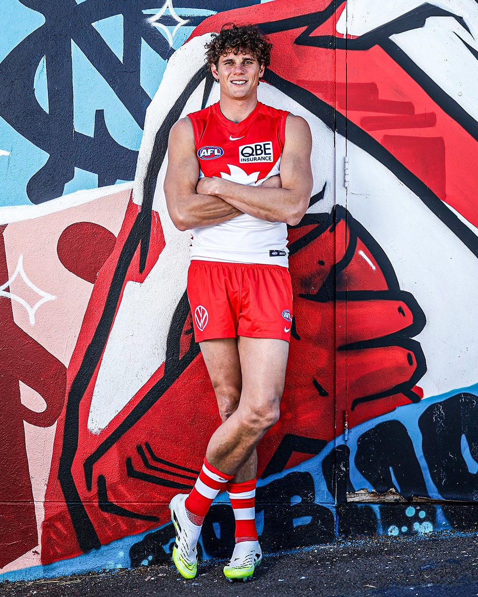 AFL's tweet photo. Charlie's new look 🦢 https://t.co/qD8fEuJFpv