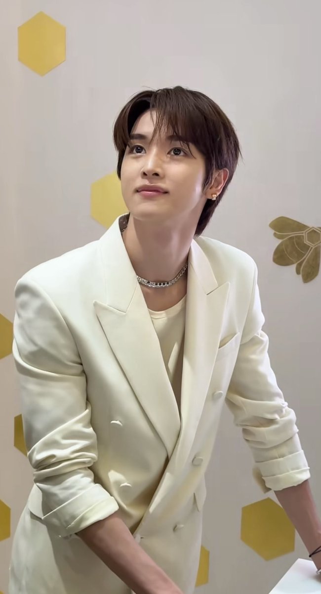 รักซองชานกับต่างหูอะ ละลุควันนี้ฮีแบบบ เจ้าชายยยยยออร่าคนรวยแต่เกิด ขอให้สื่อรักได้รับโอกาสดีๆเข้ามาหาอีกเยอะๆเลย