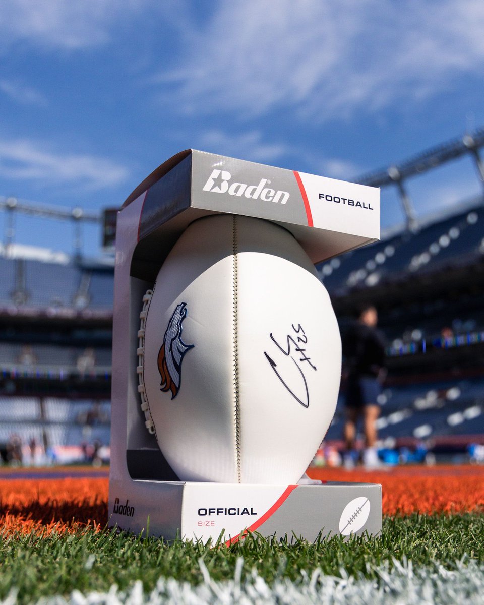 Got a <a href="/ChrisHarrisJr/">Chris Harris</a> signed ball to give away in honor of Alumni Weekend ✍️

RT + follow for your chance to win! 👀