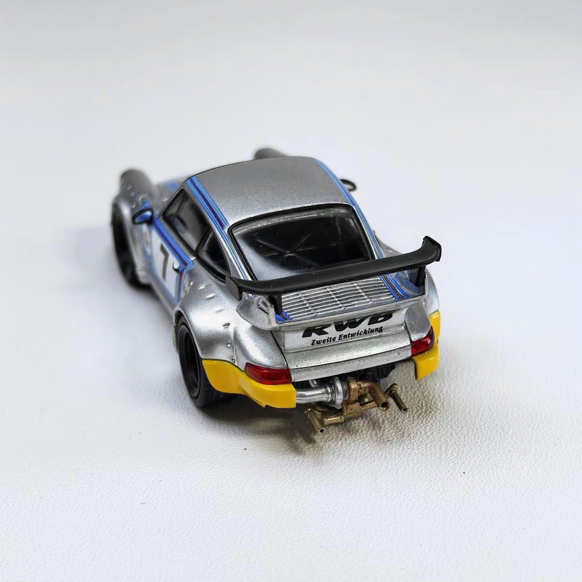 HJ_Minicar's tweet image. &amp;lt; MODEL MODEL &amp;gt;
RWB964 Ichiban Boshi #7
■発売予定:2026年1月以降
■お取扱店
markmodels.jp/distributers-r…
#MODELMODEL #モデルモデル #ミニカー #RWB #RAUHWeltBEGRIFF #RAUHWelt #中井啓 #ラウヴェルトべグリフ #RWB964 #IchibanBoshi