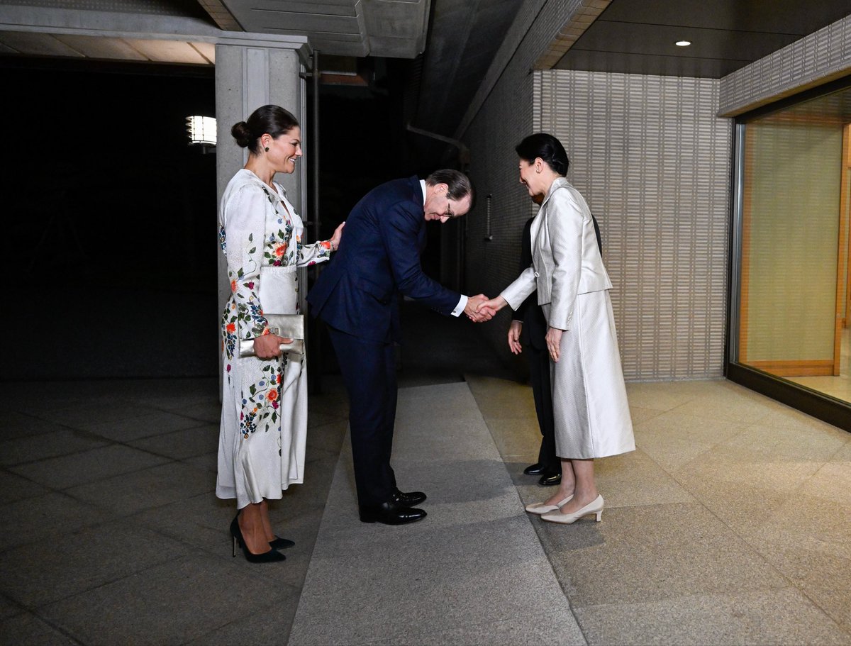 10月14日（火）、天皇皇后両陛下は、ヴィクトリア皇太子殿下及びダニエル王子殿下を御夕餐にお招きになりました。

このたびの御夕餐をもって、皇太子殿下御夫妻による公式訪問は、つつがなく終了いたしました。

●：Jessica Gow/TT