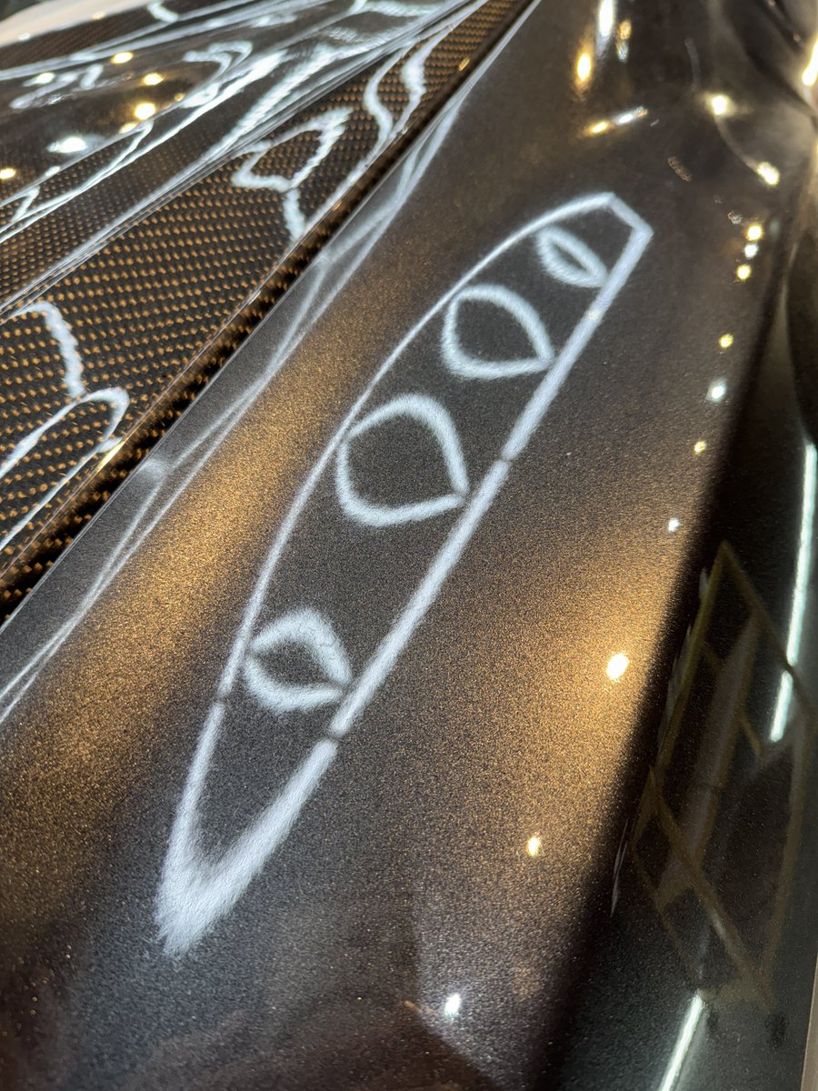 劣化したクリアの表面だけを丁寧に磨きます。
少し難しい磨きで、研修生もどハマり中。

大切なのは力加減。
あと集中力。

疲れてくると力が入ってくる。
そこで心をリセット。