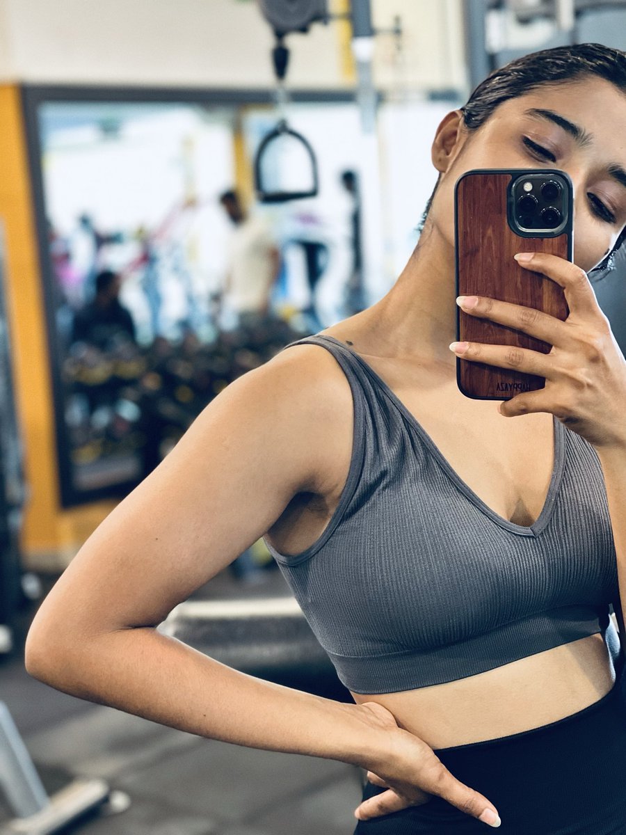 Chaithra_Achar_'s tweet photo. Are you a morning workout person ? Or evening workout person ? Or no workout at all person 🤭?
#stayfit #eathealthy #speakgood #stayhydrated https://t.co/WnOO36xKFM