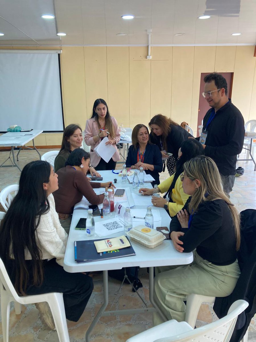 APCColombia's tweet photo. Este ejercicio, en alianza con @alcaldiapasto y @UCooperativaCol, permitió a estudiantes, docentes e investigadores de diversas entidades identificar soluciones a la construcción de Paz con enfoque comunitario. 
Con apoyo técnico de @OAIPasto #REDEC @RedCarolinaCol y @onuhabitat https://t.co/yrT4Hr0wDx